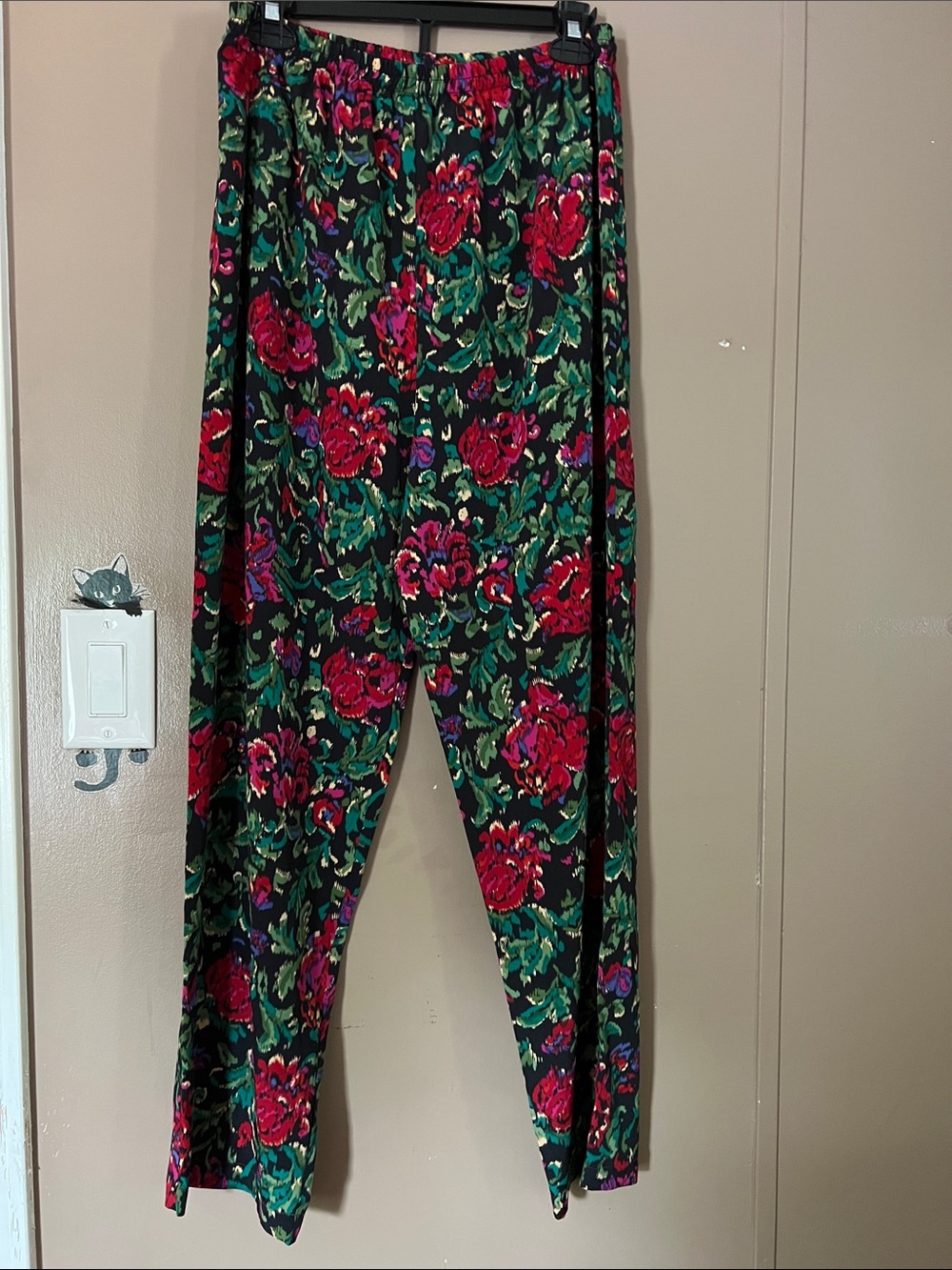 Floral Print Elastic-Waist Women's Pants - Black with Red & Green pj
